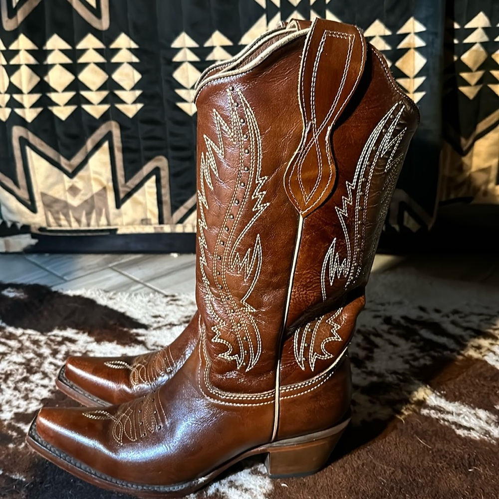 Women’s Genuine leather cowboy western boots.